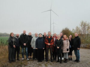 Enercracy projekti meeskond ühe Ramdala tuuleturbiinide komplekti juures. Foto: Kirils Gončarovs (2025).